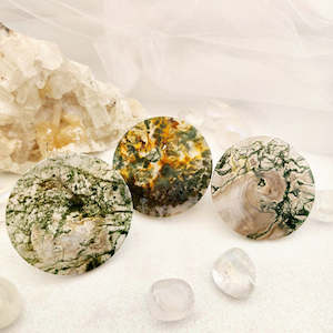 Crystals Fossils: Moss Agate Disc (assorted. approx. 5.7-5.9cm diameter)