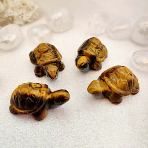 Tiger's Eye Turtle (assorted. approx. 3.9-4x2.2-2.3cm)