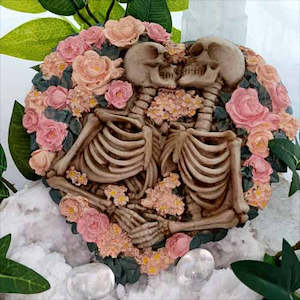 Aromatics Accessories: Kissing Skeletons Incense Holder (approx. 13.9x14.3cm)