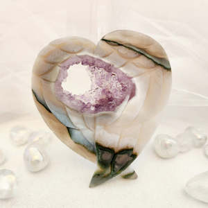 Amethyst in Agate Angel Wings (approx. 12x11.5cm)