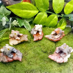 Woodland Grotto: Soapstone Frog on Leaf (assorted. approx. 4.8-5x3.3-3.5cm)