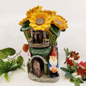 Gus the Gnome & His Sunflower Cottage (solar light. approx. 21x15cm)