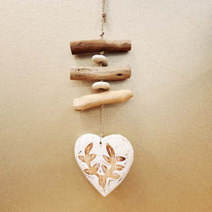 Wall Art Hanging Gifts: Whitewash Heart w. Driftwood Strand (approx. 25x10cm)