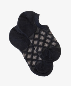 No show black diamond grid