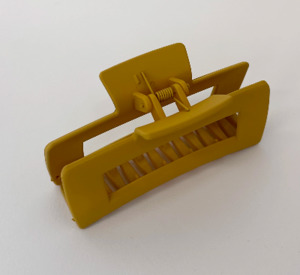 Sunglasses: Claw clip matt mustard