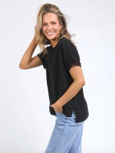 Fashion: Alison tee black