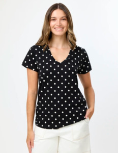 Fashion: Classic v tee black spot