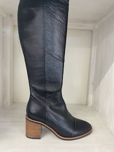 Footwear: Bresley Shireen