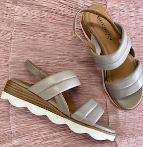 Footwear: Bresley Sera