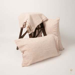 Frontpage: Crimson Whispers Linen Duvet Set