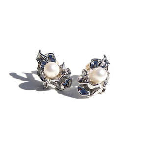 Queen of the Foxes Earrings - Silver Ruched Pearl