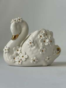 Lifestyle: Dawn Clayden Swan Vase Medium White