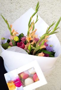 Bouquets: Bouquet with ½ Dozen Macarons