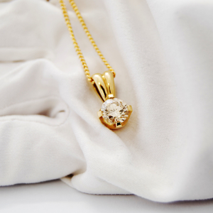 Fine Jewellery Jewellers Bench: Classic Diamond Pendant