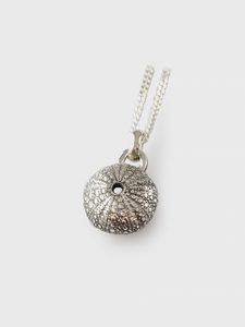 Products: ‘Cultured’ Diamond droplet pendant. – Julie Pijfers – Designer Jeweller