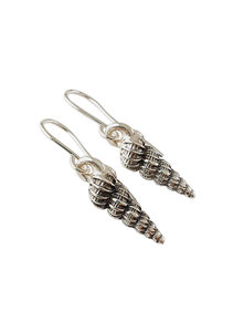 Products: FLAX KETE earrings – Julie Pijfers – Designer Jeweller