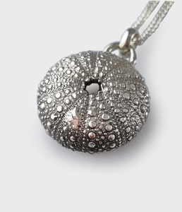 Products: Spikey Kina disc pendant with cultured Diamond – Julie Pijfers – Designer Jeweller