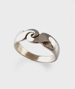 Products: Garnet dress ring with yellow Gold bezel – Julie Pijfers – Designer Jeweller