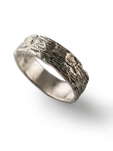 Products: Diamond 3 stone shadow band – Gold – Julie Pijfers – Designer Jeweller