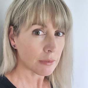 Earrings: Black Pearl Stud