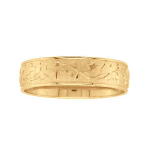 Worth Douglas: 9K Yellow Gold Ivy Leaf Patterned Band Ring