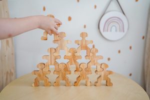 Q Toys: Q Toys Balancing People (Natural)