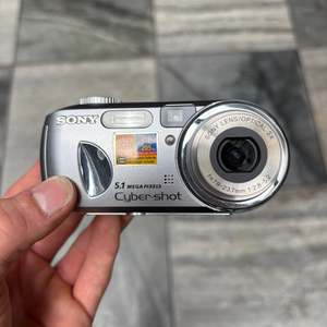 Digital: Sony Cyber-Shot DSC-P93