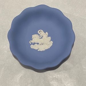 Vintage: Wedgwood Jasperware Aurora Ruffled Round Dish
