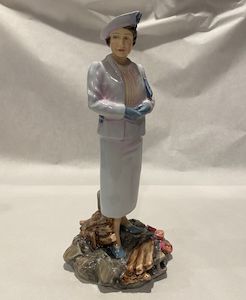 Vintage: Royal Doulton Queen Mother HN3944 Figurine