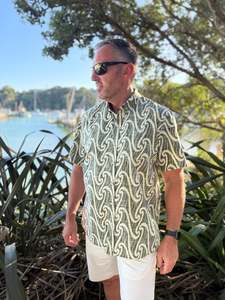 Mens: Pūhoro Kiwi Classic Mens Short Sleeve Shirt.