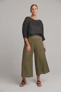 Linen: Eb & Ive Studio Crop Pant Khaki.
