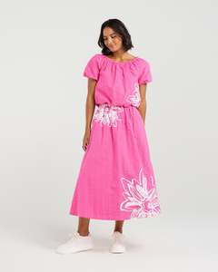 Et Alia Daisy Crop Hot Bloom