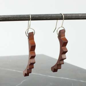 Brown bone zigzag arch earrings