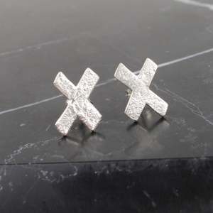 Cross studs I