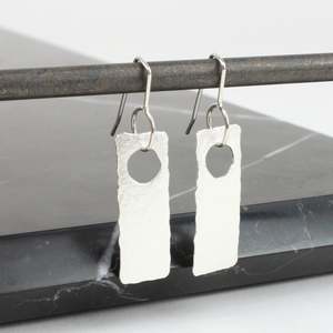 Artist Ilse Marie Erl: Strip earrings - silver 30mm