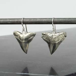 Niho earrings - white bronze