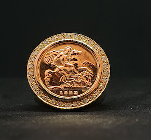 Sovereign: 22ct Full Sovereign Ring With 34 Diamonds!