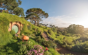 Products: Hobbiton & Hamilton Gardens – 1 Day Tour from Auckland (High School Students)