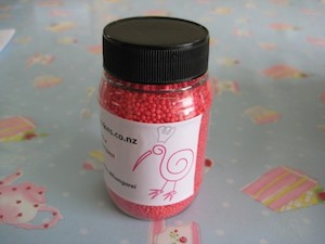 Valetines Sprinkles: Non pareils Candy Red Hundreds and Thousands 100s and 1000s