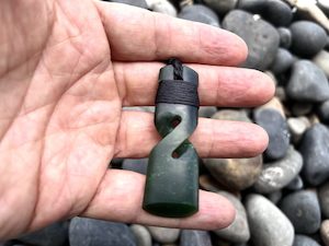 Toki-Twist Greenstone Nephrite Jade Pendant – 60×20mm Matte Polished Maori Carving