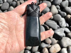 Greenstone Toki: Lashed Dark Green Greenstone Nephrite Jade Maori Toki X-Long Pendant – 97mm, Handcrafted Design, Luxury Gift Bag