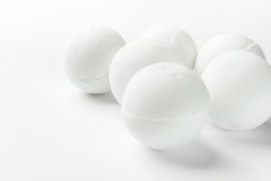 Goats Milk, Manuka Honey & Dead Sea Salt Bath Bombs and Bath Soaks - Kiwi Sun and Sea
