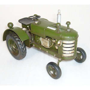 Dinosaurs Tractors Farms Trucks And Diggers: TRACTOR - GREEN