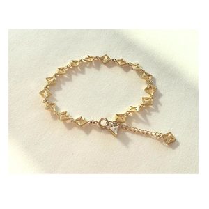 Lindi Kingi: Byzante Embrace Bracelet - Gold