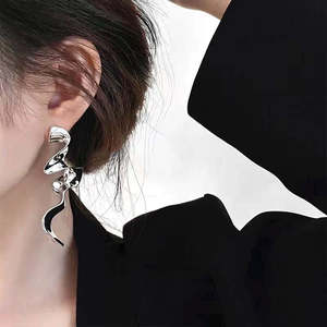 Silver Earrings: Silver Ribbon Earrings