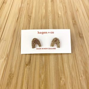 Hagen Co: Open Arch Stud Earrings - Gold Glitter