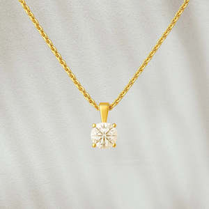 Necklaces: 4 Prong Setting Diamond Solitaire Pendant