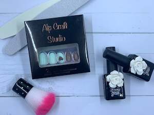 Press on nails: Amoura