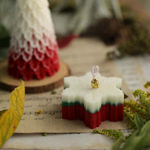 Decoration: Loopy Soy Wax Scented Christmas Snowflake Candle - Red