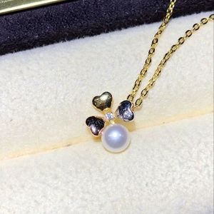 Jewellery: Freshwater Pearl Pendant